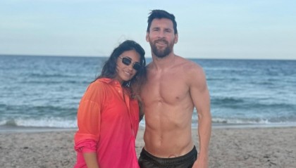 海边休闲时光🏖️梅西社媒晒一家人度假合照