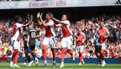 乐鱼体育手机版-两中卫破门！阿森纳定位球强势依旧，静候首轮英超