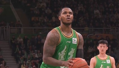 体育新闻-重磅引援得0分1板，辽宁队丢了西瓜捡了芝麻！球迷：快点送走|赵继伟|享特|杨鸣|布朗|新疆男篮_新浪新闻