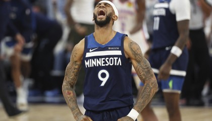 CBA-😏迪温琴佐和沃克是队史首对在季后赛中均得分20+且命中5记三分的二人组