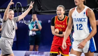 乐鱼苹果-中国三人女篮两连败 她们需要浴火重生的“女乔丹”