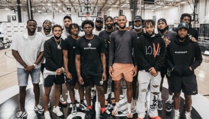 乐鱼安卓-场均25+5+6，湖人第三巨头太猛，高薪续约，还是交易补强？|里夫斯|Klutch|里奇·保罗|洛杉矶湖人队|奥斯汀·里夫斯_新浪体育_新浪新闻